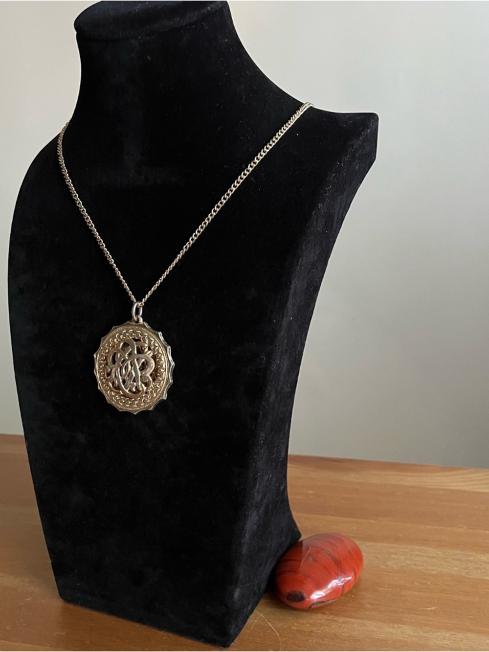 Vintage style pendant, gold tone, 22 inch lobster clasp closure necklace - Picture 4 of 7